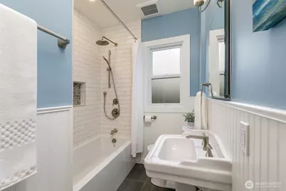 7501 25th Avenue NW, Seattle, WA 98117 - Photo 12