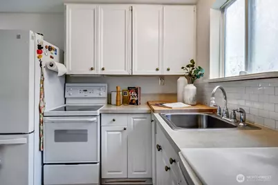 14043 Burke Avenue N, Seattle, WA 98133 - Photo 10