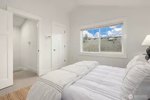 9209 Interlake Ave N, Seattle, WA 98103 - Photo 18