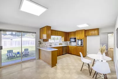 15704 Interlake Avenue N, Shoreline, WA 98133 - Photo 8