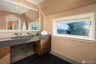 317 W Highland Dr, Seattle, WA 98119 - Photo 18