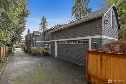 7626 NE 8th Street, Medina, WA 98039 - Photo 2