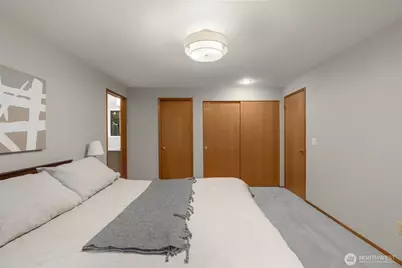 18557 W Lake Desire Drive SE, Renton, WA 98058 - Photo 22