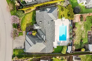 9829 Hilltop Rd, Bellevue, WA 98004 - Photo 36