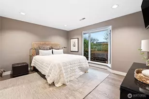 9829 Hilltop Rd, Bellevue, WA 98004 - Photo 26