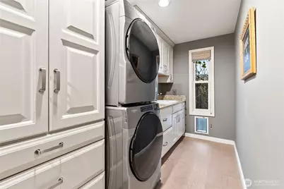 9829 Hilltop Road, Bellevue, WA 98004 - Photo 30