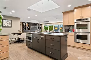 9829 Hilltop Rd, Bellevue, WA 98004 - Photo 12