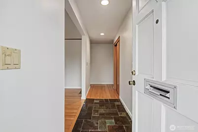 7028 39th Avenue NE, Seattle, WA 98115 - Photo 4