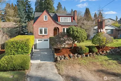 9710 8th Avenue NE, Seattle, WA 98115 - Photo 2