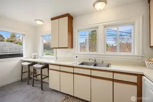 5019 5th Ave NE, Seattle, WA 98105 - Photo 8