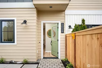 5028 35th Avenue NE, Seattle, WA 98105 - Photo 2