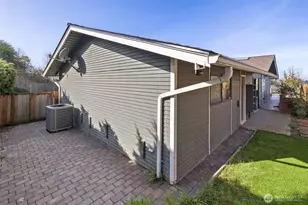 12115 SE 16th Pl, Bellevue, WA 98005 - Photo 32