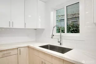 1028 Lakeview Blvd E, Seattle, WA 98102 - Photo 10