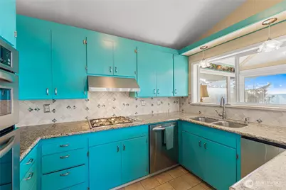 4951 Surfcrest Drive, Oak Harbor, WA 98277 - Photo 8