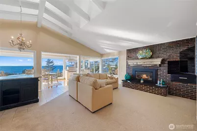 4951 Surfcrest Drive, Oak Harbor, WA 98277 - Photo 4