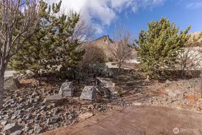 735 Castle Heights Drive, Wenatchee, WA 98801 - Photo 2