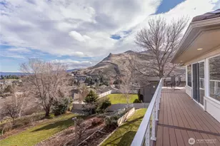 735 Castle Heights Dr, Wenatchee, WA 98801 - Photo 2
