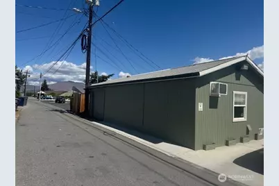 126 N Chelan Ave, Wenatchee, WA 98801 - Photo 2