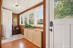 932 N 70th St, Seattle, WA 98103 - Photo 2