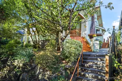 5833 Woodlawn Avenue N, Seattle, WA 98103 - Photo 2