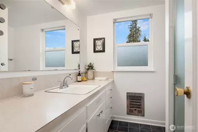 8046 Fairway Drive NE, Seattle, WA 98115 - Photo 20