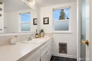 8046 Fairway Dr NE, Seattle, WA 98115 - Photo 20