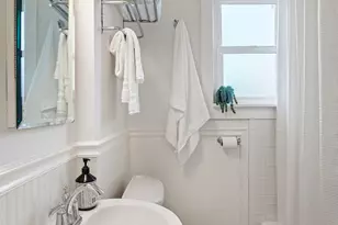 106 NE 59th St, Seattle, WA 98105 - Photo 16