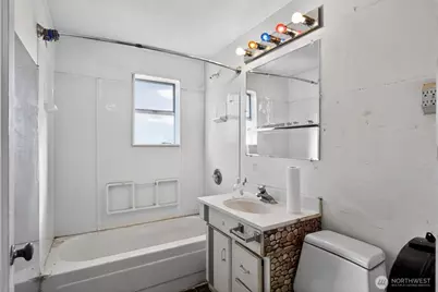 207 S 108th Place, Seattle, WA 98168 - Photo 12