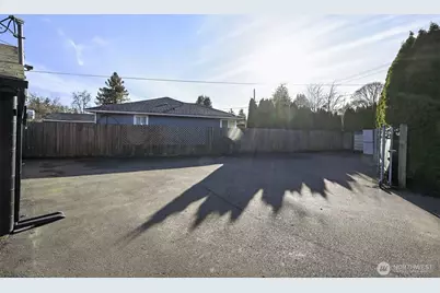 207 S 108th Place, Seattle, WA 98168 - Photo 4