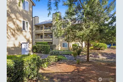 455 Newport Way NW #302, Issaquah, WA 98027 - Photo 2