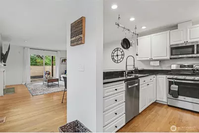 7423 Sunnyside Avenue N, Seattle, WA 98103 - Photo 6