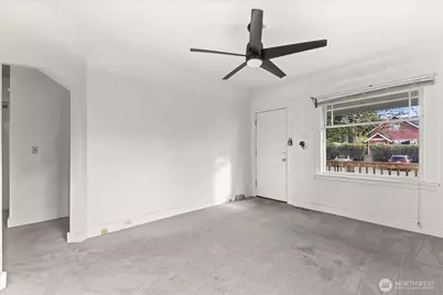 9007 Dayton Avenue N, Seattle, WA 98103 - Photo 16