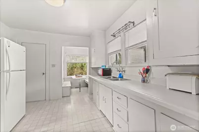 9007 Dayton Avenue N, Seattle, WA 98103 - Photo 18