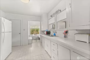 9007 Dayton Ave N, Seattle, WA 98103 - Photo 18