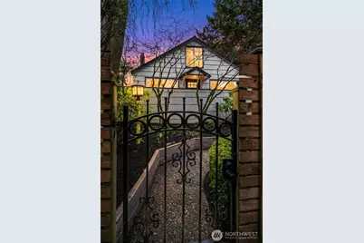 3234 35th Avenue W, Seattle, WA 98199 - Photo 2
