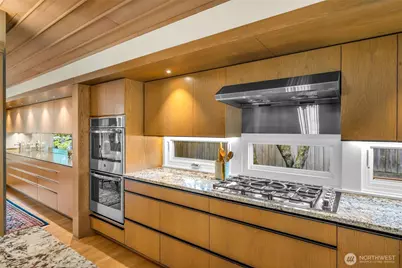 6437 Hampton Road S, Seattle, WA 98118 - Photo 12