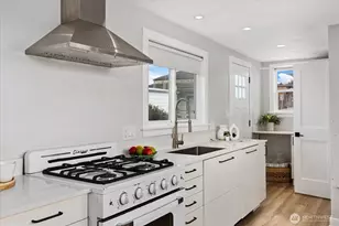 1080 W Ewing St, Seattle, WA 98119 - Photo 18