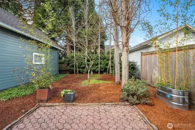 4323 Sunnyside Avenue N, Seattle, WA 98103 - Photo 36