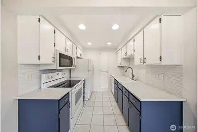 12504 NE 142nd Lane #C302, Kirkland, WA 98034 - Photo 8