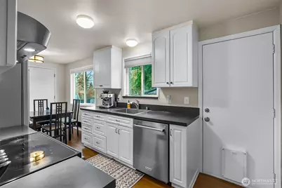 17419 Gravenstein Road, Bothell, WA 98012 - Photo 10