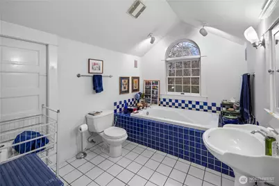 4616 Meridian Avenue N, Seattle, WA 98103 - Photo 30