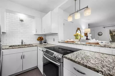 4877 Terrace Drive NE, Seattle, WA 98105 - Photo 14