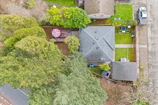 8250 Corliss Ave N, Seattle, WA 98103 - Photo 24