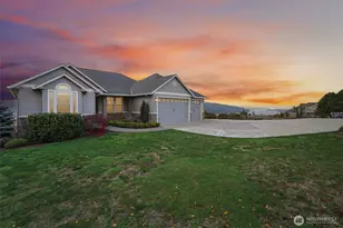 49 Essex Dr, Kelso, WA 98626 - Photo 2