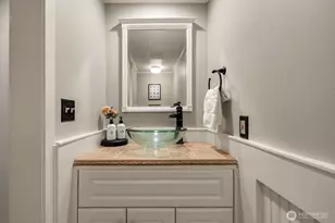 2420 8th Ave N, Seattle, WA 98109 - Photo 24