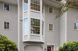 10215 NE 129th Ln, Kirkland, WA 98034 - Photo 2