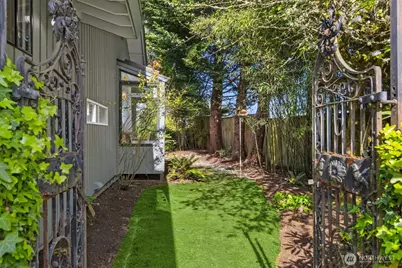 10700 NE Broomgerrie Road, Bainbridge Island, WA 98110 - Photo 32