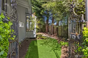 10700 NE Broomgerrie Rd, Bainbridge Island, WA 98110 - Photo 32