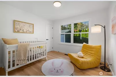 10723 Densmore Avenue N, Seattle, WA 98133 - Photo 14