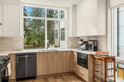 8606 Linden Avenue N, Seattle, WA 98103 - Photo 12